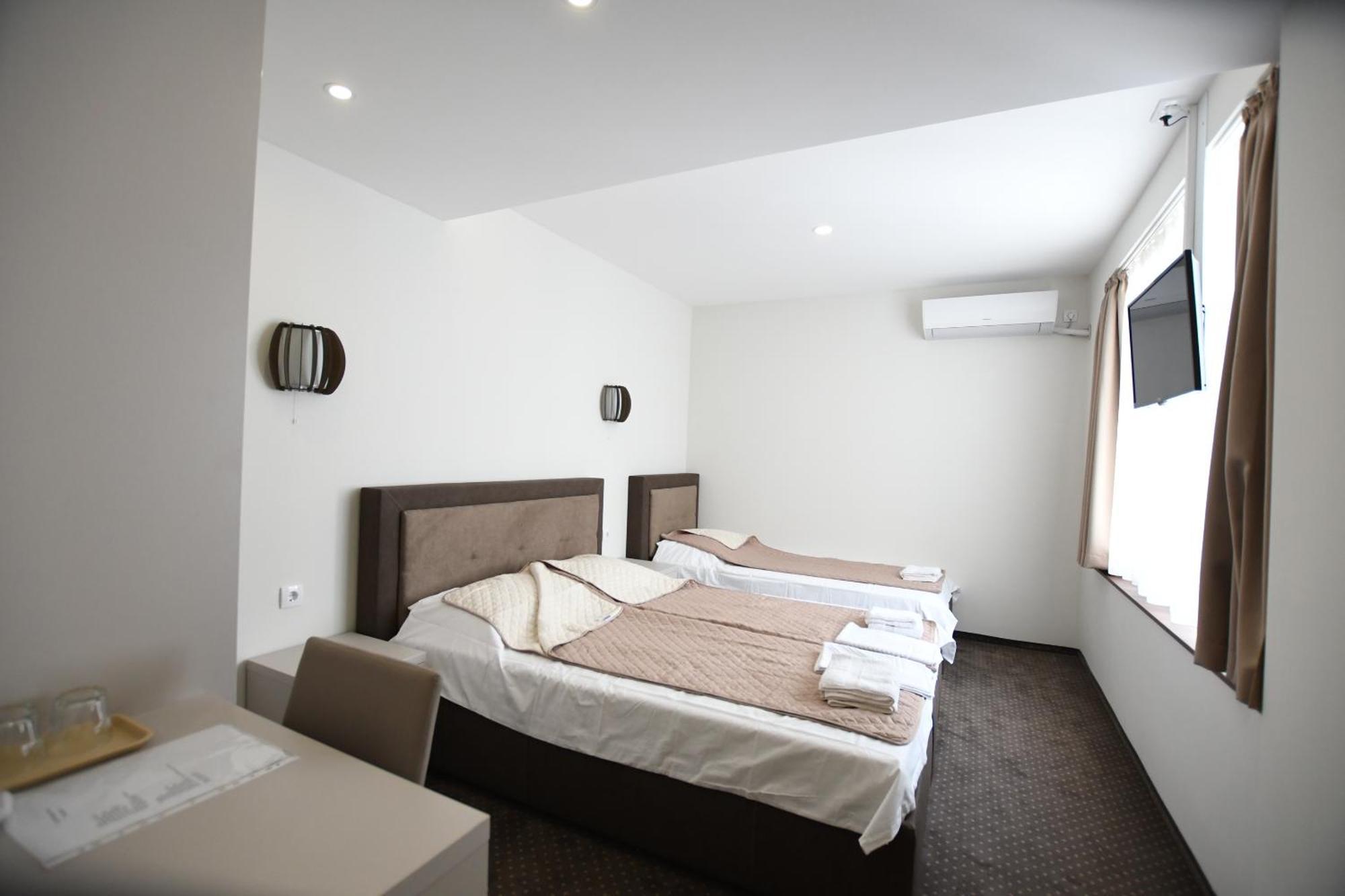 Atrijum Apartments And Rooms Kladovo Esterno foto