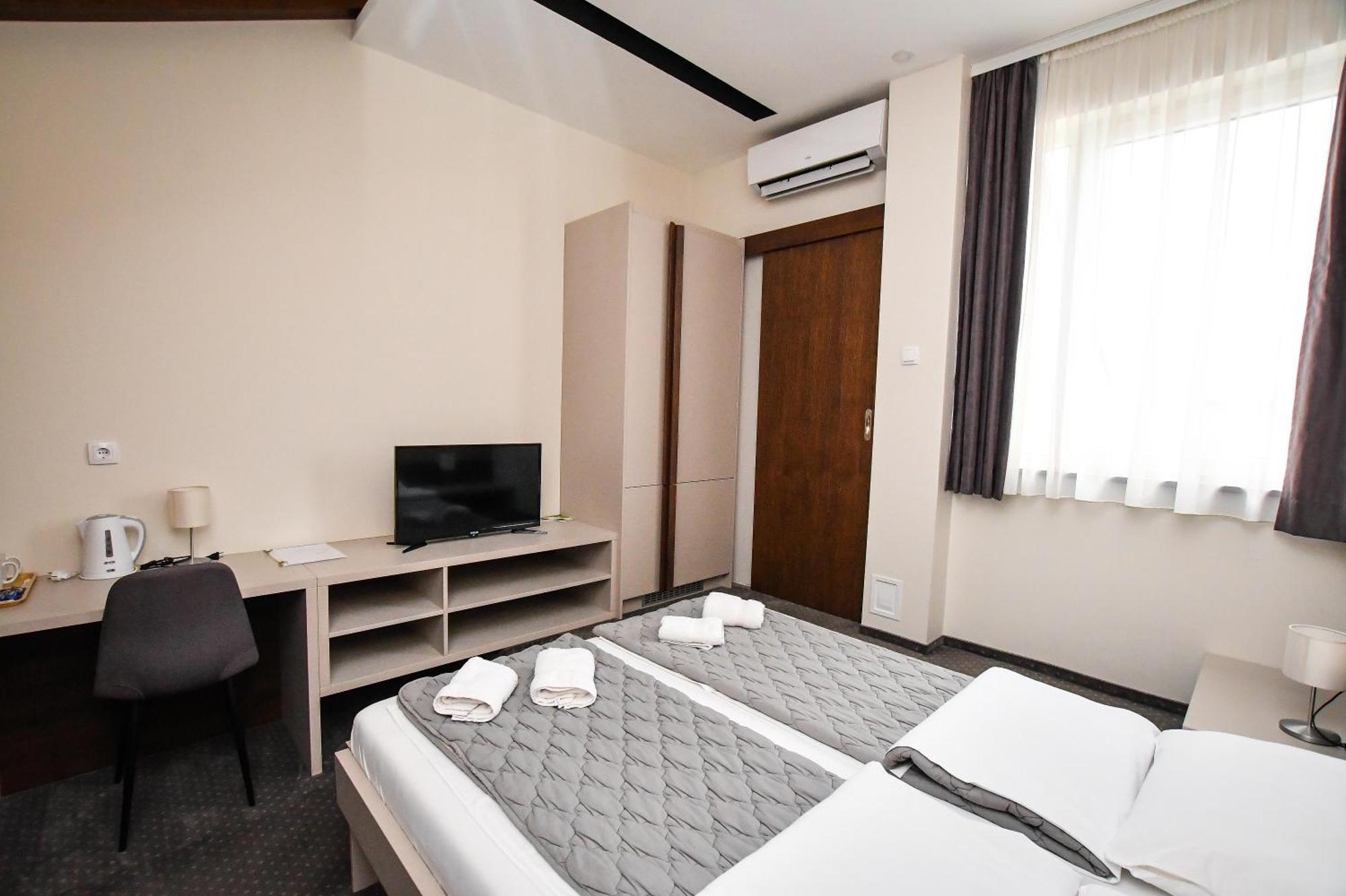 Atrijum Apartments And Rooms Kladovo Esterno foto