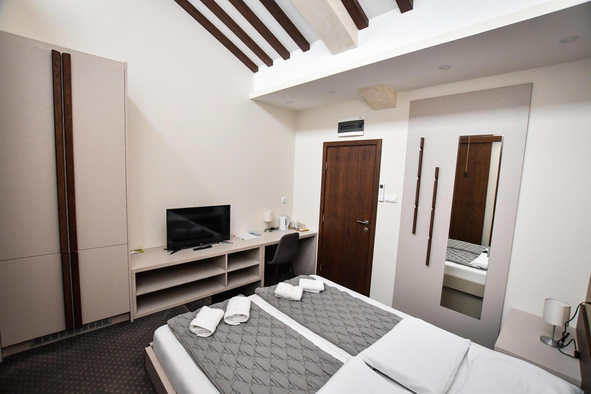 Atrijum Apartments And Rooms Kladovo Esterno foto