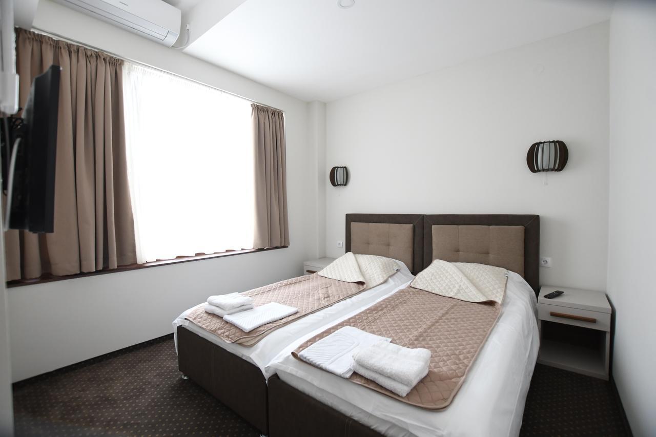Atrijum Apartments And Rooms Kladovo Esterno foto